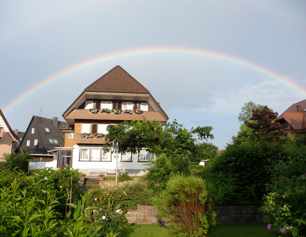 Haus Dachtler Front Regenbogen